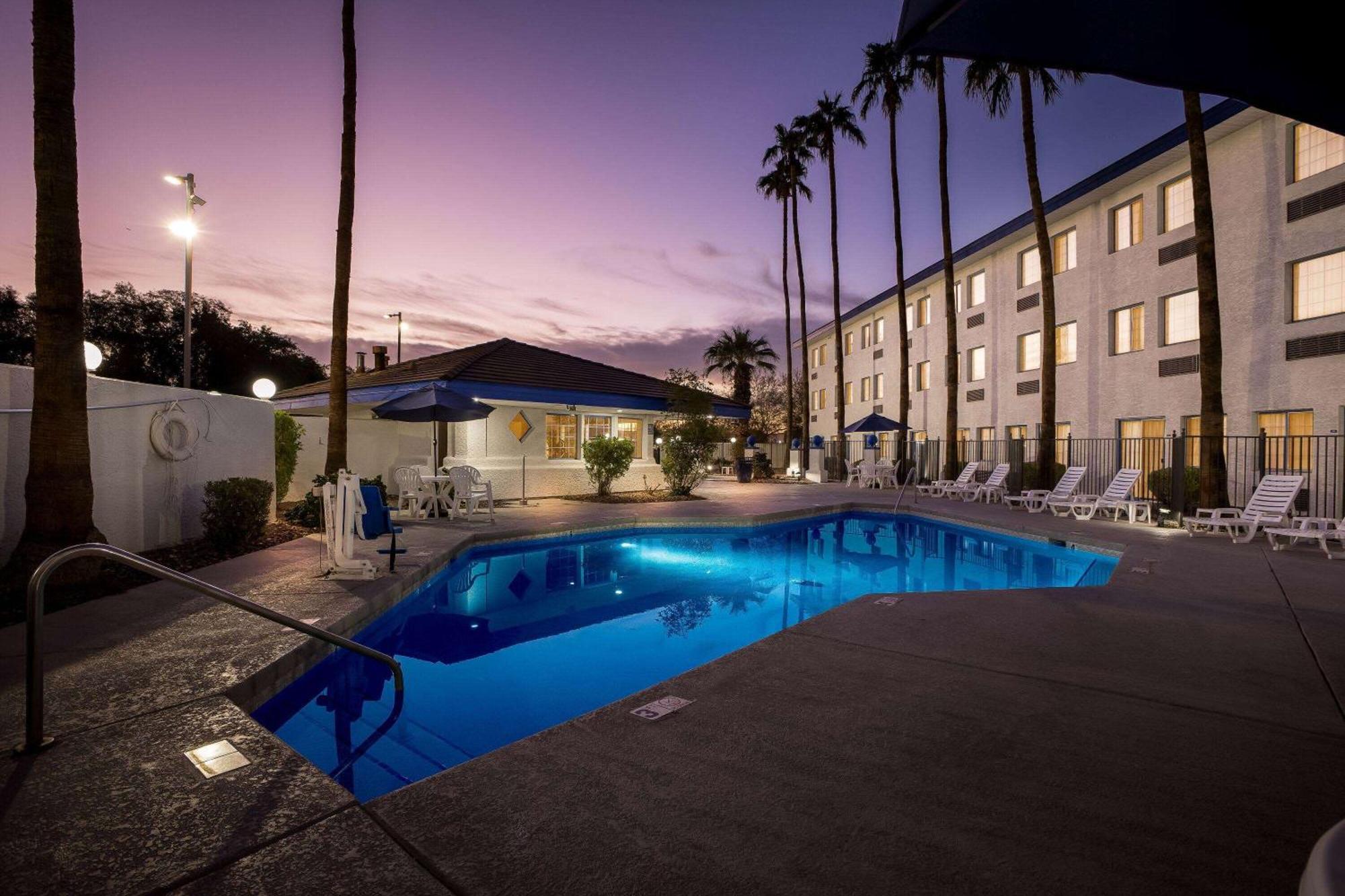 Days Inn & Suites By Wyndham Mesa Near Phoenix Exterior foto